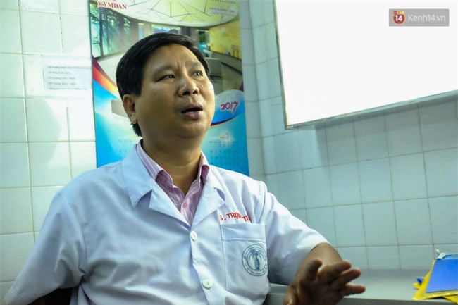 Mẹ bé trai bị thang cuốn sân bay Tân Sơn Nhất kẹp đứt tay: “Vụ việc xảy ra quá nhanh, tôi không kịp trở tay” - Ảnh 1.