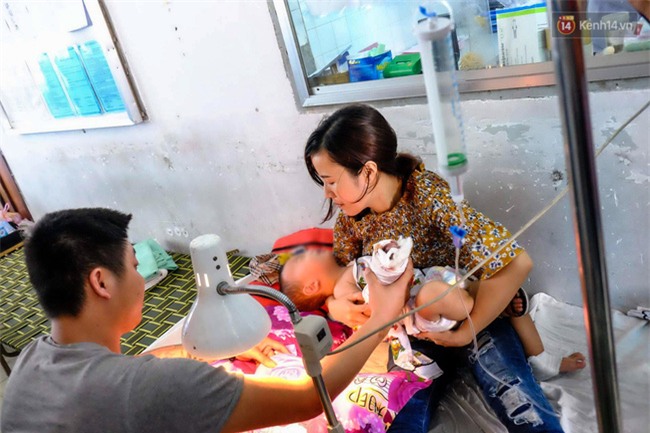 Mẹ bé trai bị thang cuốn sân bay Tân Sơn Nhất kẹp đứt tay: “Vụ việc xảy ra quá nhanh, tôi không kịp trở tay” - Ảnh 3.