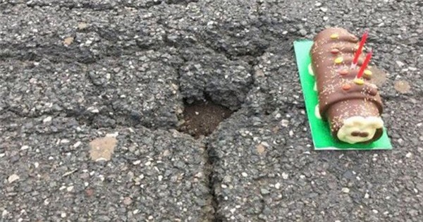 Hình ảnh chiếc bánh sinh nhật đặt bên cạnh ổ gà trên đường lập tức “gây sốt” sau khi được chia sẻ lên mạng xã hội và khiến chính quyền địa phương chú ý