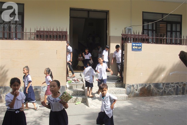 Lớp học tình thương của 200 em nhỏ sáng đi học, chiều đi bắt ốc, bán vé số giữa Sài Gòn - Ảnh 1.