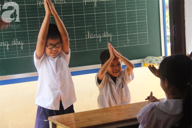 Lớp học tình thương của 200 em nhỏ sáng đi học, chiều đi bắt ốc, bán vé số giữa Sài Gòn - Ảnh 13.