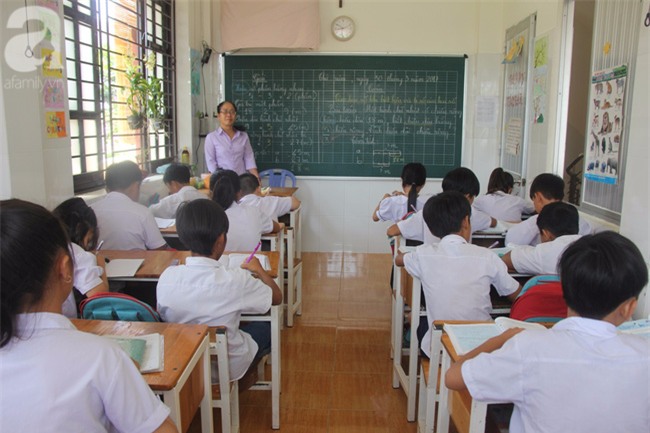 Lớp học tình thương của 200 em nhỏ sáng đi học, chiều đi bắt ốc, bán vé số giữa Sài Gòn - Ảnh 3.