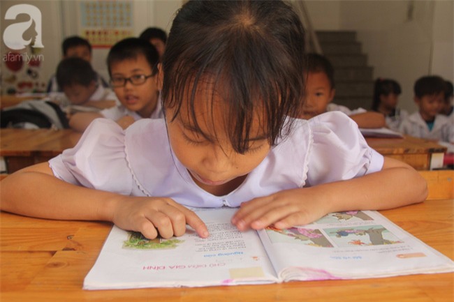 Lớp học tình thương của 200 em nhỏ sáng đi học, chiều đi bắt ốc, bán vé số giữa Sài Gòn - Ảnh 4.