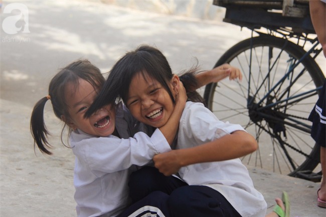 Lớp học tình thương của 200 em nhỏ sáng đi học, chiều đi bắt ốc, bán vé số giữa Sài Gòn - Ảnh 8.