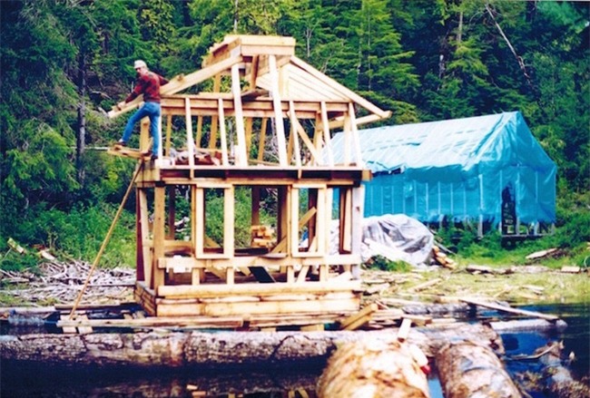 20 năm hì hục xây nhà trên sông, kết quả của hai vợ chồng khiến ai cũng bất ngờ - Ảnh 1.