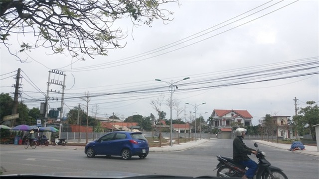 Khu vực trước biệt thự nhà ông Chủ tịch thị xã được sửa sang rộng thênh thang, đẹp mắt.