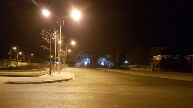 Đoạn đường lớn dẫn thẳng vào nhà ông chủ tịch thị xã.