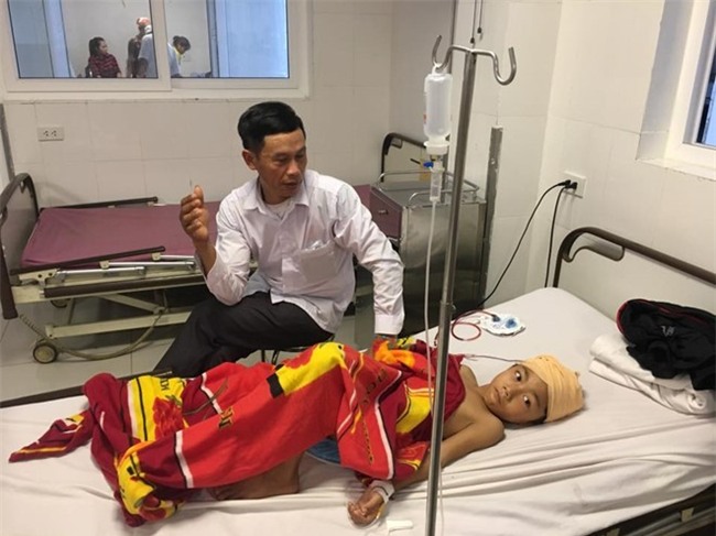 Ba hoc sinh nhap vien vi bi cay bach dan do trung nguoi hinh anh 1