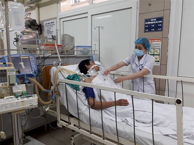 Bệnh nhân ngộ độc rượu tại Trung tâm chống độc, Bệnh viện Bạch Mai