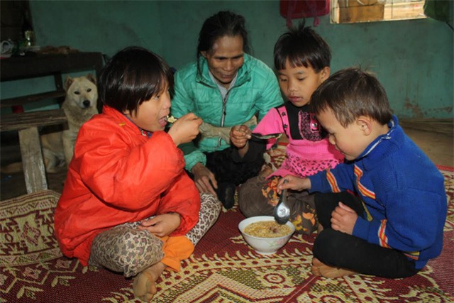 Bữa trưa duy nhất của mấy bà cháu chỉ là một gói mì tôm mới được hàng xóm cho