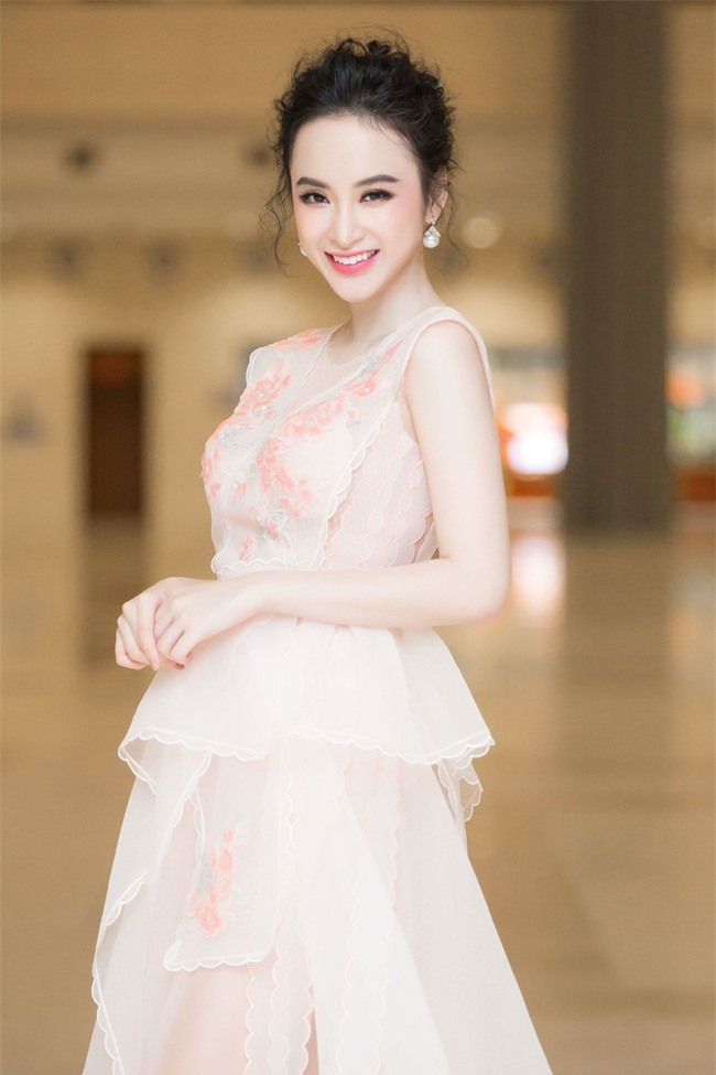 Angela Phương Trinh diện váy trắng bồng bềnh, gợi cảm khoe lưng trần - Ảnh 5.