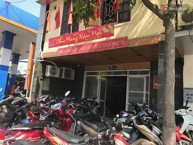 Hà Nội: Nam thanh niên chở bạn gái bị hai đối tượng đi xe SH cầm dao chém bị thương trên phố Tràng Tiền - Ảnh 2.