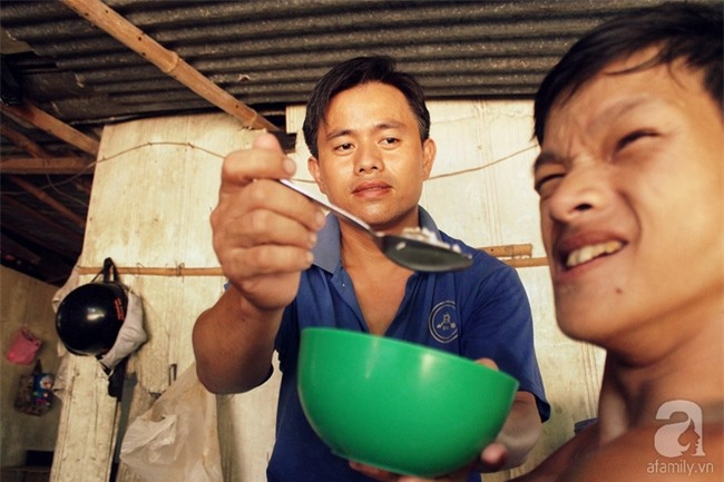 Người chồng trốn sinh con để có thời gian chăm sóc mẹ bệnh, cháu tật nguyền của vợ - Ảnh 8.