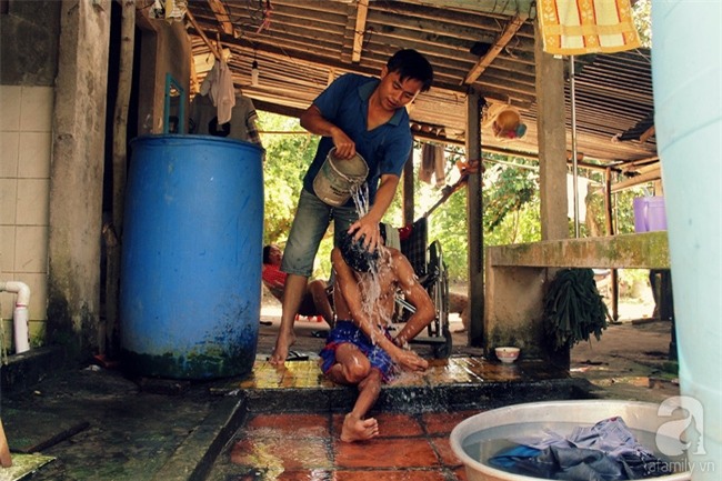 Người chồng trốn sinh con để có thời gian chăm sóc mẹ bệnh, cháu tật nguyền của vợ - Ảnh 9.