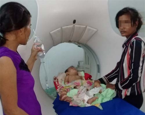 be 11 thang tuoi nguy kich vi thoi quen quan khan cua bo me khi di xe may - 1