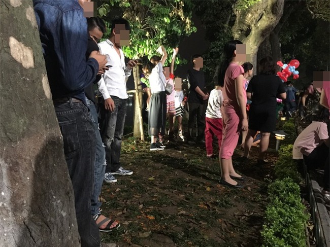Hình ảnh phản cảm của các bạn trẻ trên phố đi bộ Hà Nội tối qua - Ảnh 1.