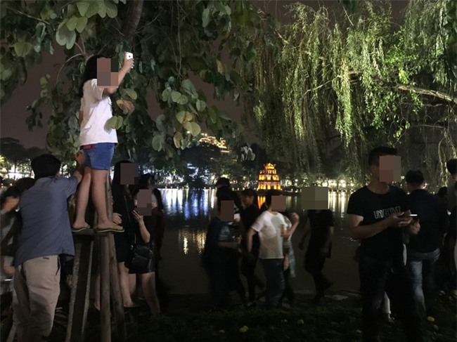 Hình ảnh phản cảm của các bạn trẻ trên phố đi bộ Hà Nội tối qua - Ảnh 4.