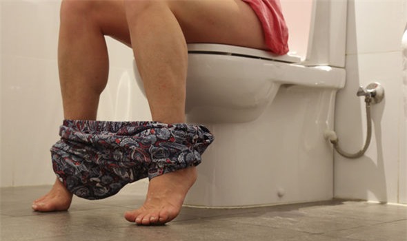 Các chuyên gia khuyến cáo bạn nên đến gặp một bác sĩ đường ruột nếu có những triệu chứng của bệnh