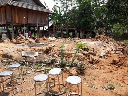 Máy xúc lùi xe cán tử vong bé trai 9 tuổi - 1