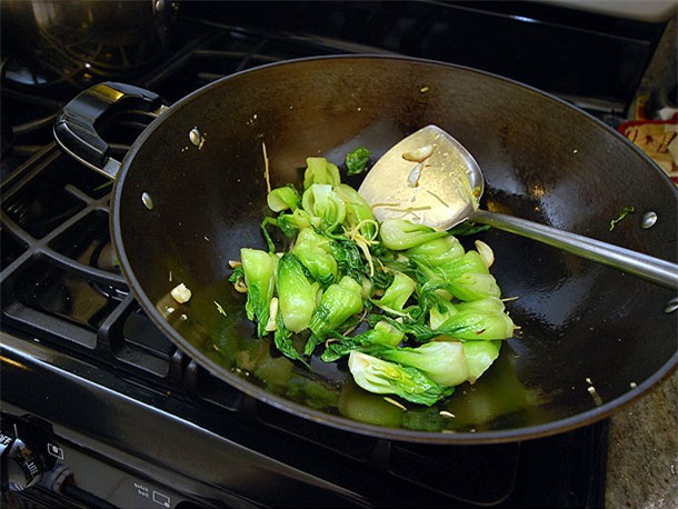 3 tuyệt chiêu chế biến để món rau xanh mướt mát, thơm ngon như nhà hàng - Ảnh 1.