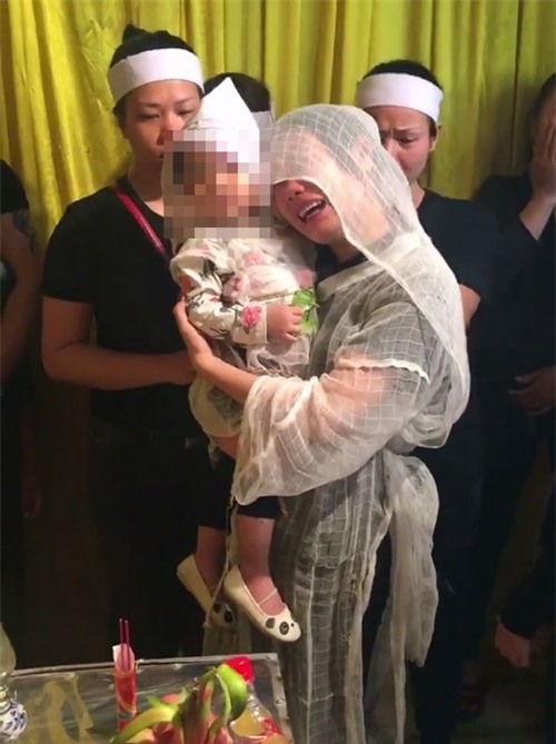 bo lay than minh che cho con gai khi bi truy sat: tam su xuc dong cua nguoi vo tre hinh anh 1