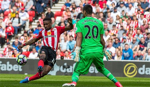 Sunderland không tạo ra nhiều cơ hội khi Defoe quá cô đơn trên hàng công