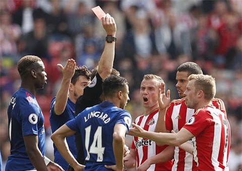 Khó khăn chất chồng với Sunderland khi Larsson nhận thẻ đỏ rời sân