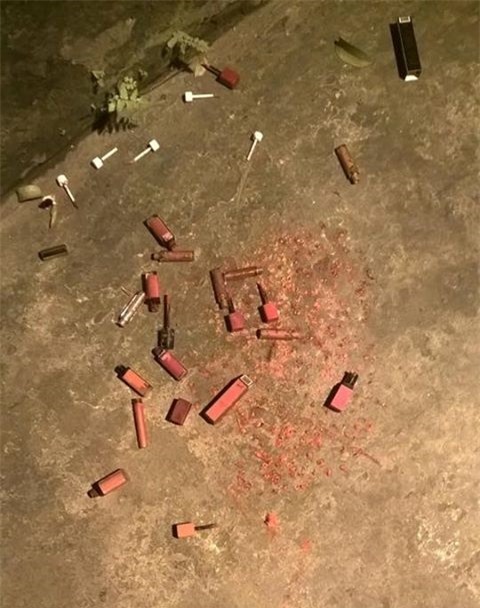 Chàng trai trẻ dùng dao xuống tay với những thỏi son hàng hiệu đắt tiền của cô bạn gái mê game - Ảnh 2.