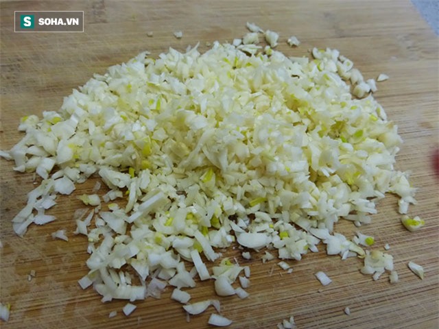 Uống một ly nước tỏi trước khi ngủ: Lợi đủ đường - Ảnh 1.