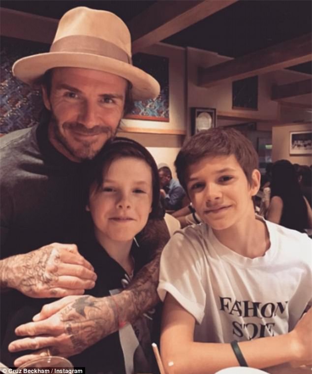 Vợ chồng David Beckham trốn con đi hẹn hò buổi trưa  - Ảnh 3.