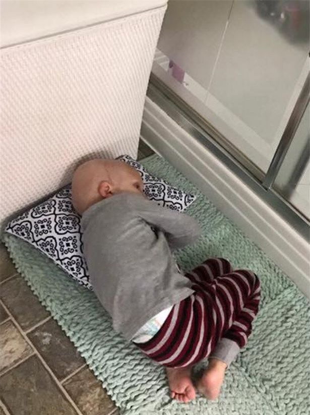 Không muốn xa mẹ, cậu bé bị ung thư nằm dưới thảm chùi chân chờ mẹ tắm, chỉ ít phút sau đó, em đã mãi mãi ra đi - Ảnh 2.