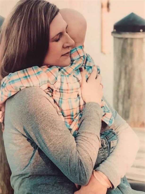 Không muốn xa mẹ, cậu bé bị ung thư nằm dưới thảm chùi chân chờ mẹ tắm, chỉ ít phút sau đó, em đã mãi mãi ra đi - Ảnh 4.