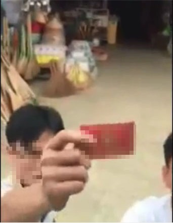 Va chạm giao thông, rút thẻ ngành công an dọa tài xế xe tải - Ảnh 2.