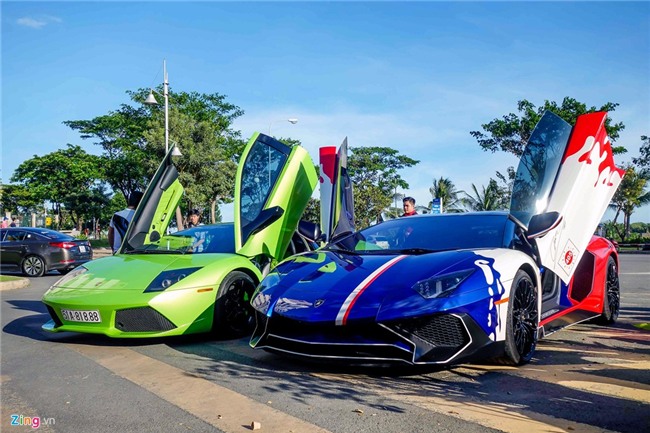Minh Nhua, Cuong Do La khoe dan sieu xe tren pho Sai Gon hinh anh 1