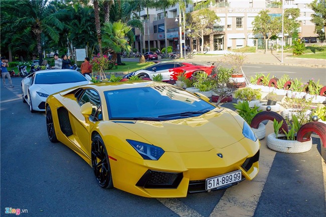 Minh Nhua, Cuong Do La khoe dan sieu xe tren pho Sai Gon hinh anh 10