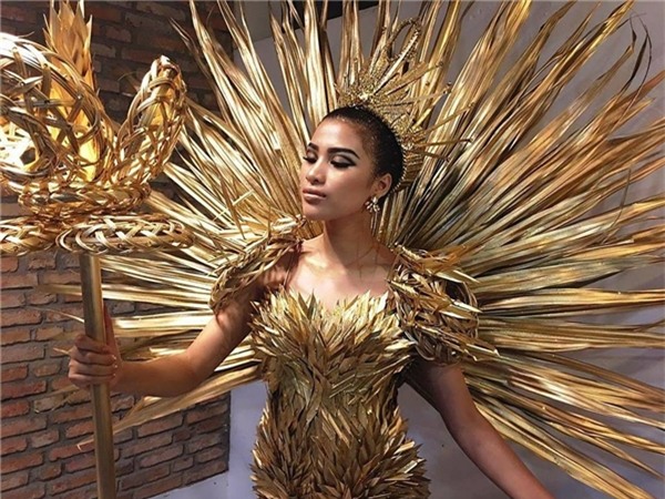 Bên cạnh trang phục truyền thống, Nguyễn Thị Thành cũng mang theo một thiết kế làm bằng lá dừa cho phần trang phục Eco (trang phục tái chế, thân thiện môi trường). Bên ngoài được phụ một lớp sơn màu vàng đồng bắt mắt.