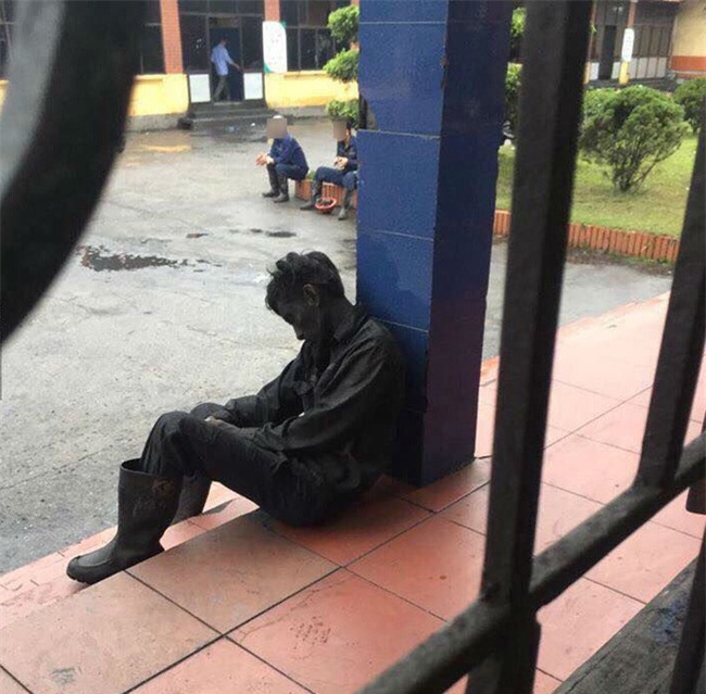 Bức ảnh giấc ngủ vội của anh thợ mỏ khiến cộng động mạng xúc động - Ảnh 2.