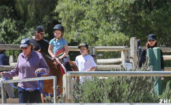 sao nhí Hollywood,Harper Beckham,Harper cưỡi ngựa,David Beckham,Victoria Beckham