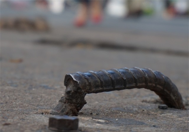 Chiếc móc sắt bẫy du khách trên vỉa hè Sài Gòn