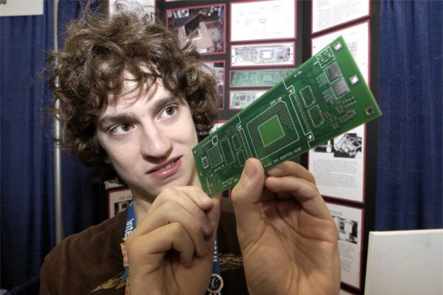 Đây là người đầu tiên hack iPhone và cái kết không thể bất ngờ hơn - Ảnh 1.