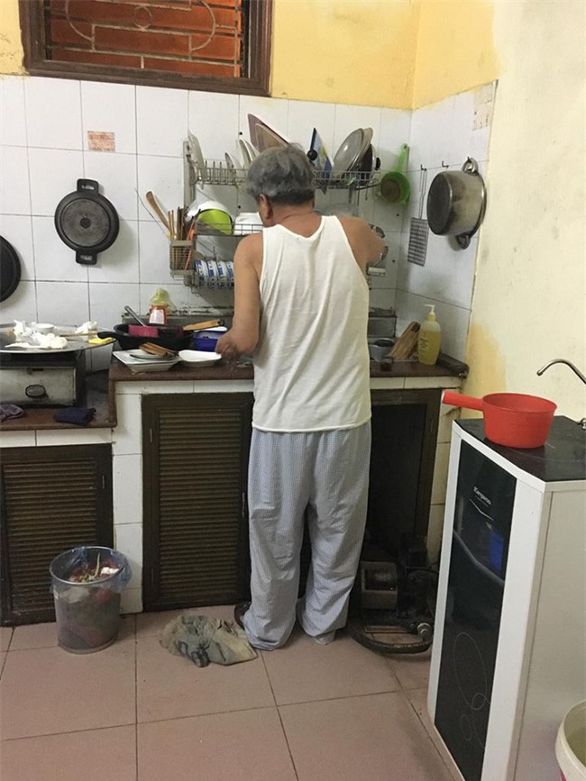 Nàng dâu khoe ảnh bố chồng rửa bát hộ, sống chung với mẹ chồng được yêu thương cưng chiều khiến chị em ước ao - Ảnh 1.