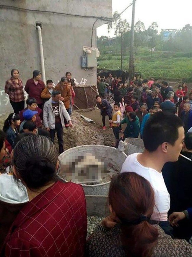 Trung Quốc: Hai bé gái 3 tuổi chết thảm sau khi trèo vào máy trộn bê tông và ấn nút khởi động - Ảnh 3.
