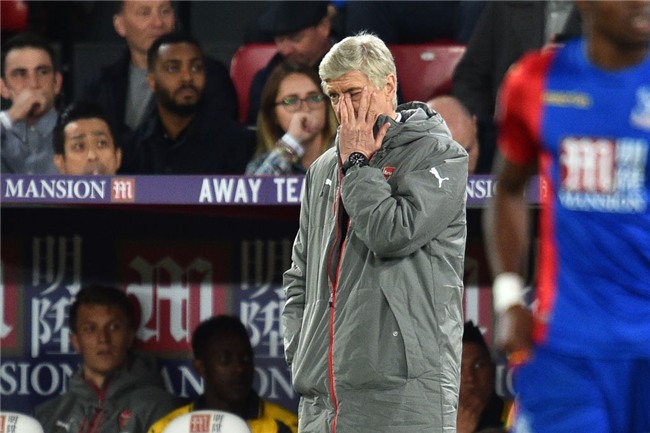 Co dong vien Arsenal tiep tuc keu goi Wenger ra di hinh anh 2