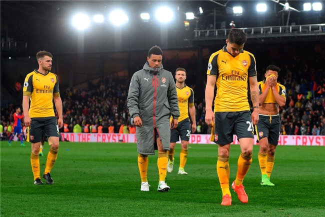 Co dong vien Arsenal tiep tuc keu goi Wenger ra di hinh anh 7