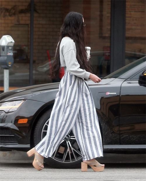 cao 1m55, chan sieu to nhung co ay van dep "bat khuat" nho mac do thong minh - 1