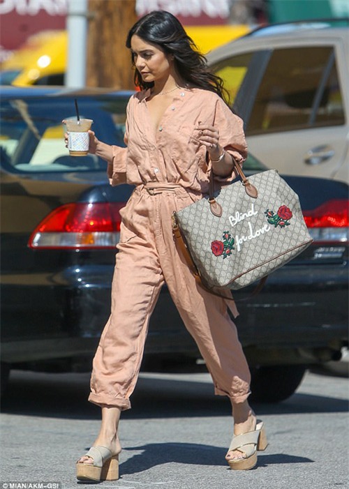 cao 1m55, chan sieu to nhung co ay van dep "bat khuat" nho mac do thong minh - 3