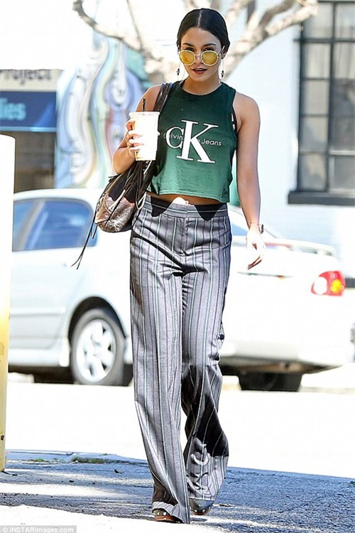 cao 1m55, chan sieu to nhung co ay van dep "bat khuat" nho mac do thong minh - 4