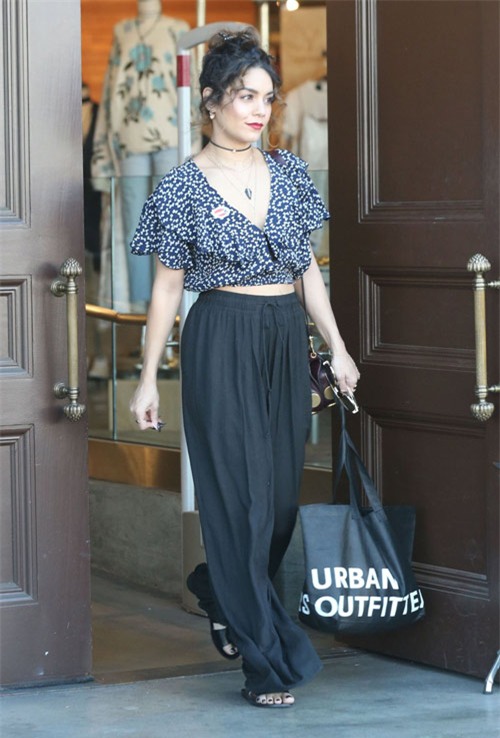 cao 1m55, chan sieu to nhung co ay van dep "bat khuat" nho mac do thong minh - 9