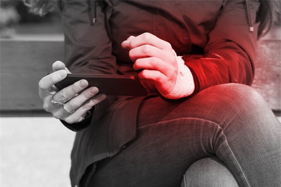 Có thể bạn không biết nhưng dùng smartphone quá liều rất dễ dẫn đến 5 căn bệnh sau - Ảnh 1.