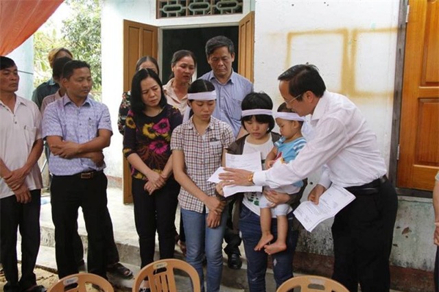 Ông Đặng Ngọc Sơn, Phó Chủ tịch UBND tỉnh Hà Tĩnh đã đến thăm hỏi, động viên và gửi Thư Khen và quà của Chủ tịch nước cho em Nguyễn Thị Sáng